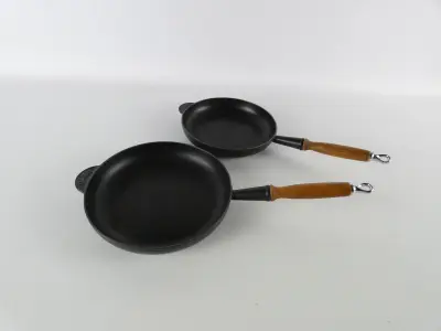 Set van 2 gietijzeren Le Creuset koekenpannen met houten handvatten – kavel bij De Kringwinkel, Heverlee