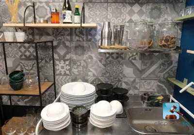 Set serviesgoed en serviesbenodigdheden – kavel bij Clicpublic, Liège