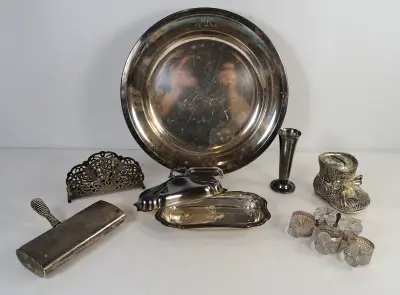 Set zilverkleurige serveeraccessoires met bord en servetringen – kavel bij De Kringwinkel, Turnhout