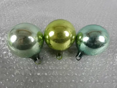 3 Groene Ajeko kerstballen – kavel bij De Kringwinkel, Diest