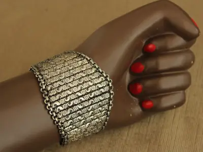 Indiase verzilverde armband met florale en haaifiguren – kavel bij De Kringwinkel, Antwerpen