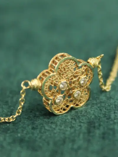 14-karaats gouden halsketting met bloemvormige hanger – kavel bij De Kringwinkel, Antwerpen