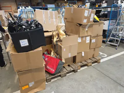 (22x) dozen diverse kapstokken – kavel bij Auctim, Aartselaar
