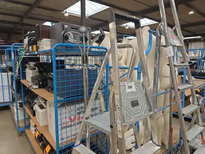 (3x) trapladders en kapstok Tomado – kavel bij Auctim, Aartselaar