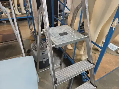 (2x) Trapladder en stofzuiger Nilfisk GD 1000 – kavel bij Auctim, Aartselaar