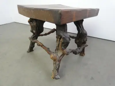 Houten bijzettafel/kruk met natuurlijke takkenpoten – kavel bij De Kringwinkel, Heverlee