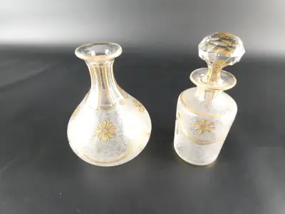 Set van 2 vintage glazen karaffen met goudkleurige decoratie – kavel bij De Kringwinkel, Heverlee