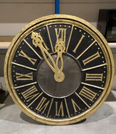Een grote zwarte en gouden wandklok (diam. 111) – kavel bij Auctionline, Anderlecht