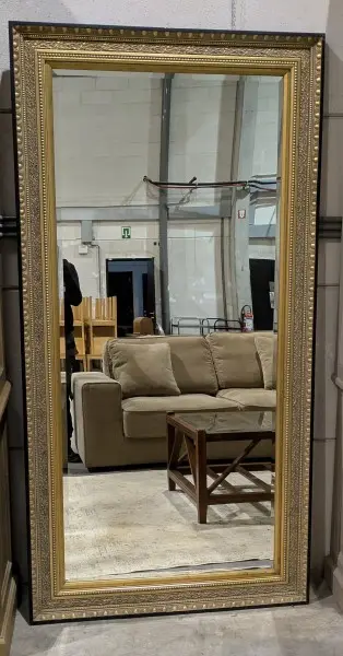 Een grote rechthoekige spiegel met een vergulde en zwarte houten lijst (105x205) – kavel bij Auctionline, Anderlecht