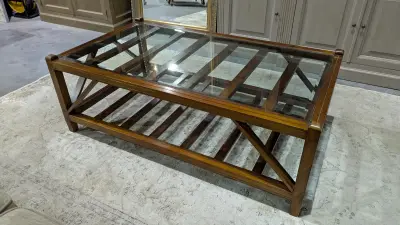 Een rechthoekige salontafel van hout en glas (140x80) – kavel bij Auctionline, Anderlecht