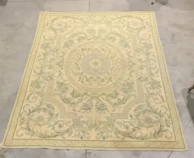 Een tapijt met groene achtergrond (305x235) – kavel bij Auctionline, Anderlecht