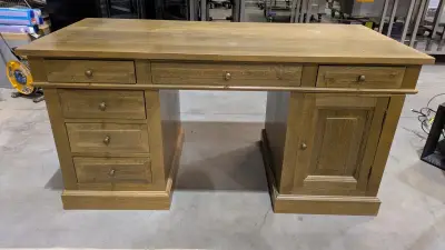 Een bruin houten bureau (160x75,5) – kavel bij Auctionline, Anderlecht