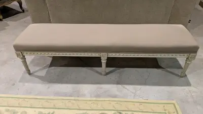 Een bankje van hout en beige stof (160x40) – kavel bij Auctionline, Anderlecht