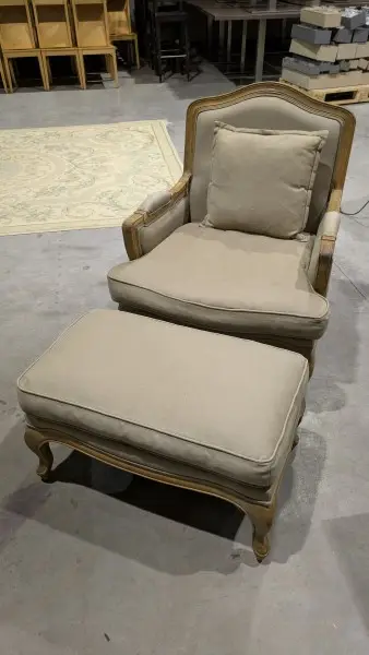 Een clubfauteuil met voetsteun – kavel bij Auctionline, Anderlecht