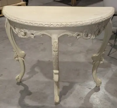 Een halve wandtafel van wit, bewerkt hout – kavel bij Auctionline, Anderlecht