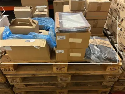 Partij horeca artikelen w.o. horeca schorten, kartonnen verpakkingsmateriaal – kavel bij Onlineveilingmeester, Hoogeveen