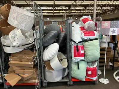 3x Inhoud rolcontainer w.o. lampen, kussens W.o. Paco Home, Pikolin Home – kavel bij Onlineveilingmeester, Hoogeveen