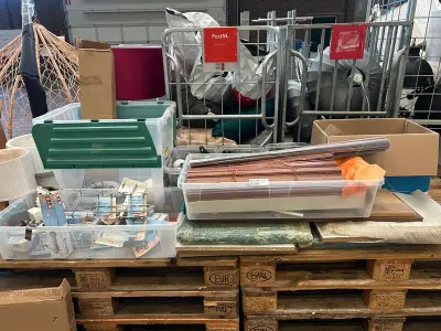 Partij woonartikelen w.o. jaloezieën, bloempotten, wandhaken – kavel bij Onlineveilingmeester, Hoogeveen