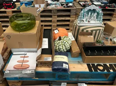 Partij woonaccessoires w.o. etagère, poef, wandkapstok, badmat – kavel bij Onlineveilingmeester, Hoogeveen