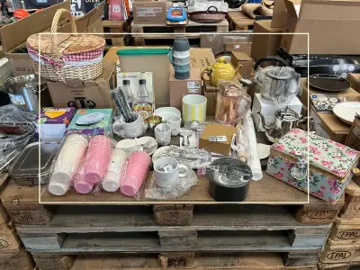 Partij huis-en keukenartikelen w.o. servies, picknickmand, theepot, bestek, mini wafelmaker W.o. H&M Home, Ikea, Thermomix – kavel bij Onlineveilingmeester, Hoogeveen