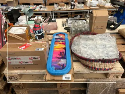 Partij woonaccessoires w.o. wanddecoratie Miami, opbergmand, bureaulamp – kavel bij Onlineveilingmeester, Hoogeveen