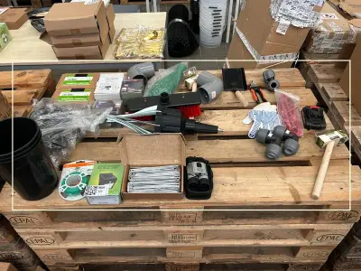 Ca. 25x Tuin-en bouwbenodigdheden w.o. solar wandlamp, bevestigingsharingen, pvc bocht, tuin handgereedschap – kavel bij Onlineveilingmeester, Hoogeveen