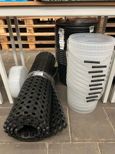 33x Schoonmaakartikelen w.o. rubberen ringmat, emmers, deksels – kavel bij Onlineveilingmeester, Hoogeveen
