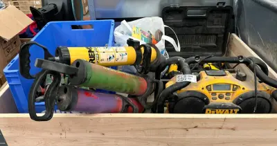 Partij bouwartikelen w.o. accuboormachine, bouwradio, divers handgereedschap W.o. DeWALT – kavel bij Onlineveilingmeester, Hoogeveen