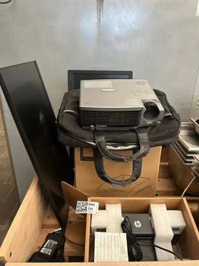 5x Kantoor artikelen w.o. projector, postbak, beeldscherm W.o. Mitsubishi, HP – kavel bij Onlineveilingmeester, Hoogeveen