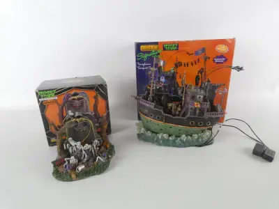 Lemax Spooky Town – Transylvania Transport Co. & Spooky Graveyard (Met Doos) – kavel bij De Kringwinkel, Heverlee