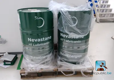 Set vaten met hydraulische olie – kavel bij Clicpublic