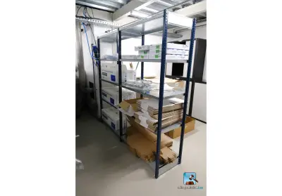 Metalen plank met inhoud – kavel bij Clicpublic, Les Bons Villers
