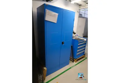 Metalen kast met inhoud – kavel bij Clicpublic