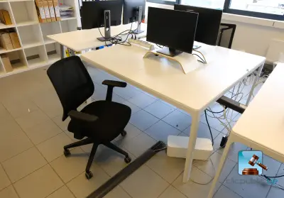 Kantoormeubilair met IT – kavel bij Clicpublic, Les Bons Villers