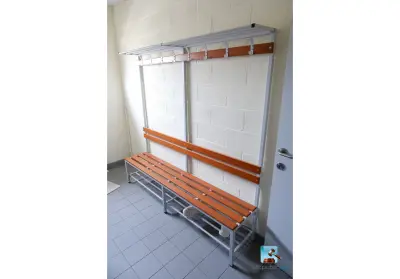 Garderobe bank – kavel bij Clicpublic, Les Bons Villers