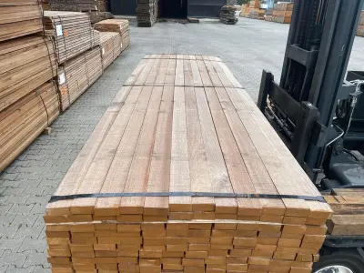 Ca. 96x Guyana Teak Planken Fijnbezaagd, 31x80mm, lengte 305cm – kavel bij Onlineveilingmeester