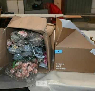 Boekenhouder + stoffen bloemen – kavel bij Belga Veilingen, Lummen