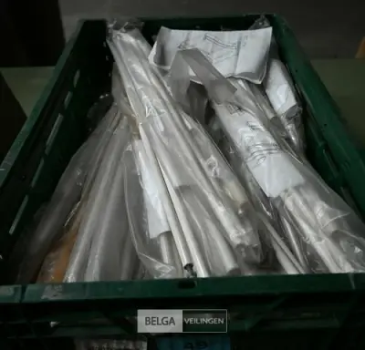 ± 15 Keukenkastgeleiders± 15 Keukenkastgeleiders – kavel bij Belga Veilingen, Lummen