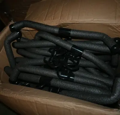 1 Doos met kapstokken – kavel bij Belga Veilingen, Lummen