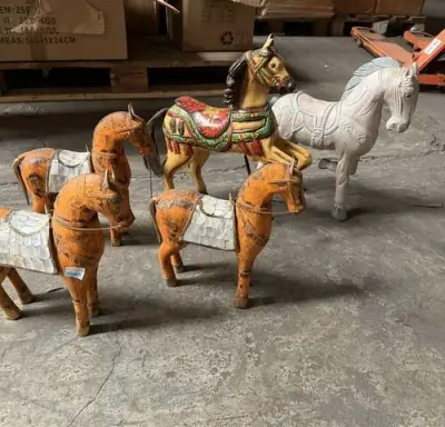 ± 9 Houten paardjes – kavel bij Belga Veilingen, Lummen