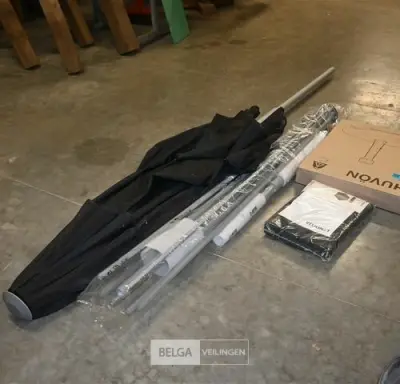 2 x parasol + 1 voet – kavel bij Belga Veilingen