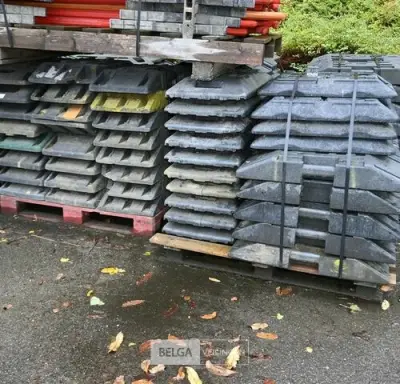 Grote partij kunststof voetplaten – kavel bij Belga Veilingen, Materialen En Toestellen