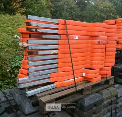 Partij verkeersborden "verboden te parkeren" – kavel bij Belga Veilingen, Materialen En Toestellen