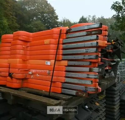 Partij verkeersborden "verboden te parkeren" – kavel bij Belga Veilingen, Materialen En Toestellen