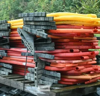 Partij kunststof afzethekken – kavel bij Belga Veilingen, Materialen En Toestellen