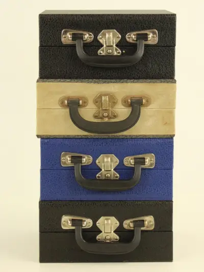 Set met 4 gevulde 7" vinyl koffers van Cheney England – kavel bij De Kringwinkel, Antwerpen