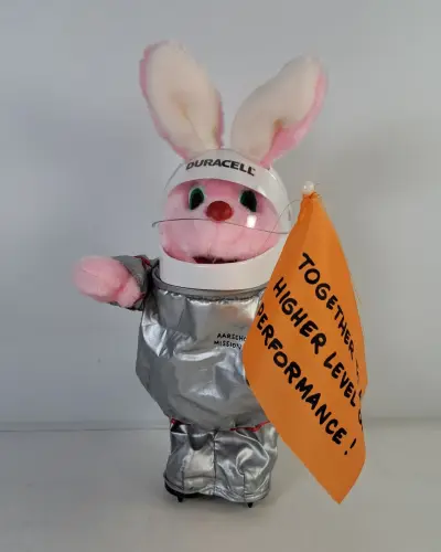 Duracell astronaut konijn met vlag – kavel bij De Kringwinkel, Turnhout