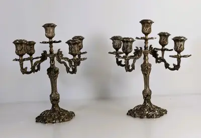 Sierlijk antiek ogend barok kandelaarstel met 5 lichtpunten – rijk gedecoreerd en klassiek – kavel bij De Kringwinkel, Turnhout