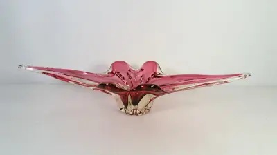 Grote vintage sierschaal in roze kristalglas – organische vorm – ca. 1960-1970 – kavel bij De Kringwinkel, Turnhout