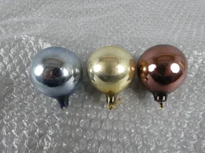 3 Ajeko kerstballen tricolore – kavel bij De Kringwinkel, Diest